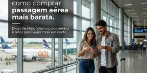 Casal feliz no aeroporto olhando o smartphone, dicas para passagens baratas