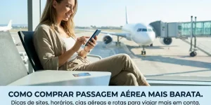 Jovem mulher sorrindo no aeroporto lendo sobre educação financeira